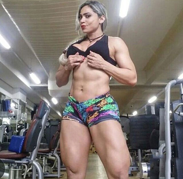Gleycelilia Bracca flexing her lega and abs showing fit women are big and strong