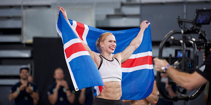 Anníe Mist Þórisdóttir with Icelandic flag