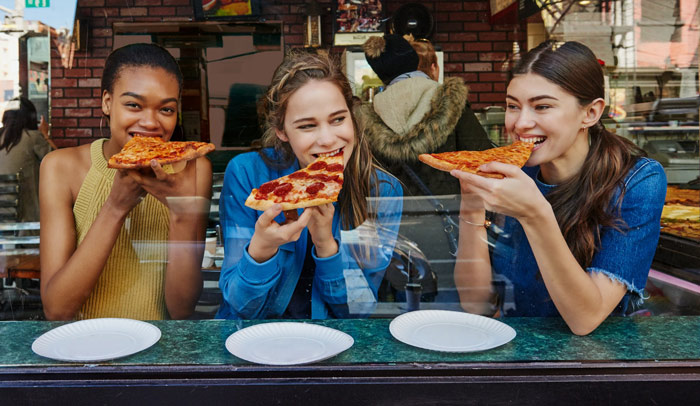 Friends enjoying pizza on IIFYM diet