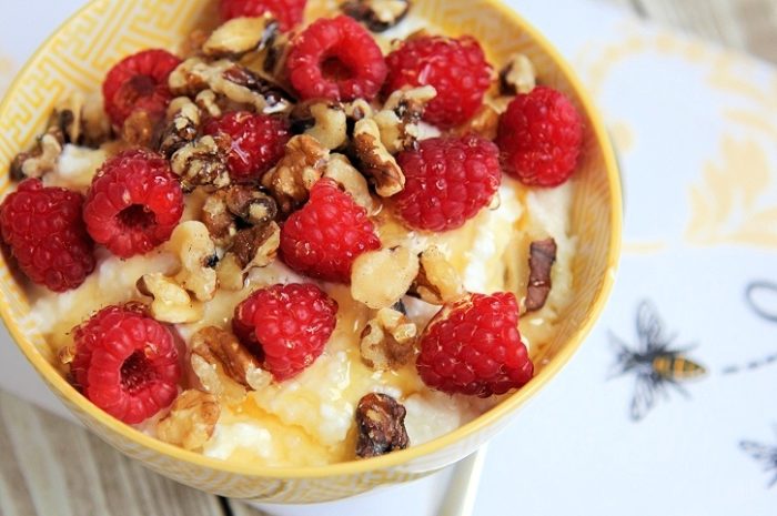 High protein cottage cheese recipe with a walnuts, raspberries and agave syrup topping