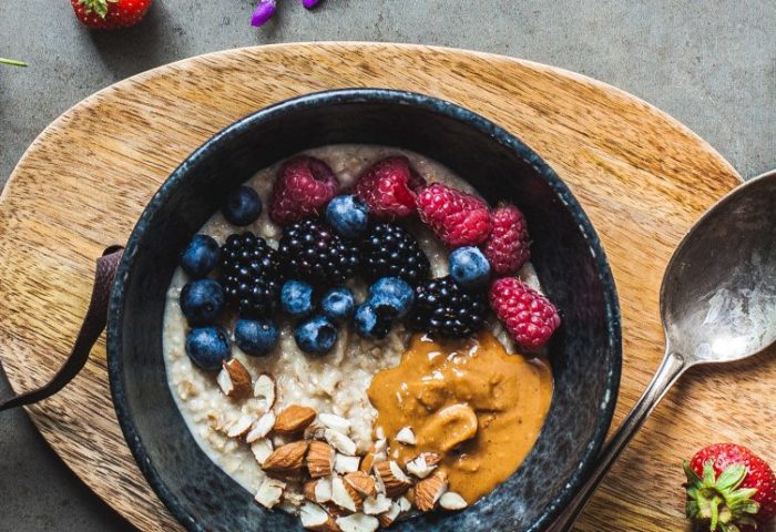 pre-workout meal made of fruits, oats and almonds